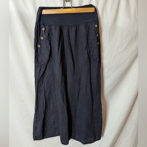 Linen skirt made in Italy Dark blue, two front pockets, decorative wood buttons